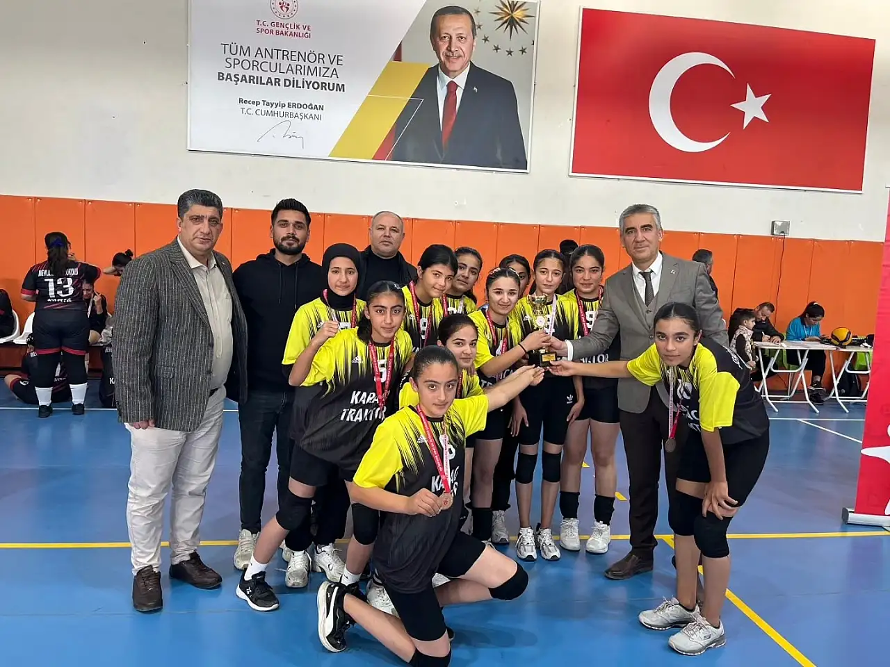 Besni Mehmet Akif Ersoy Orta okulu Voleybolda Adıyaman Şampiyonu oldu