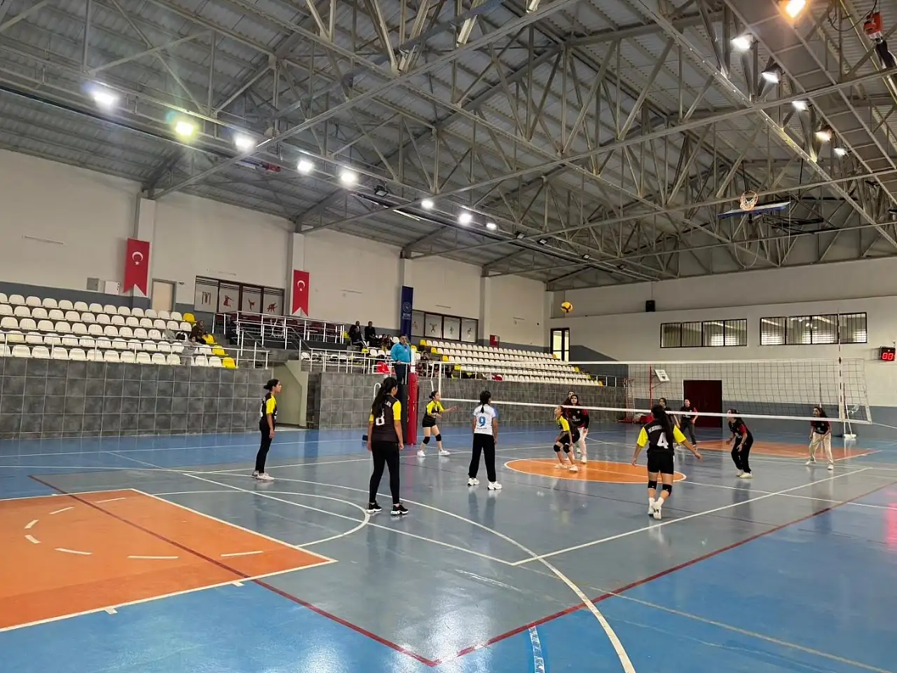 Besni'de Okullar arası voleybol grup müsabakaları tamamlandı