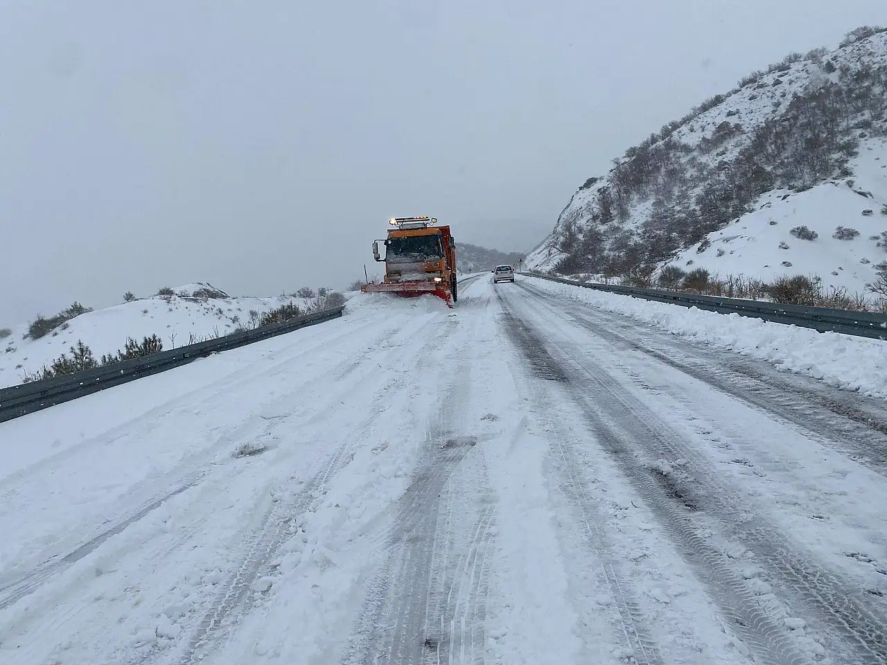 Tut ilçesinde karla mücadele devam ediyor