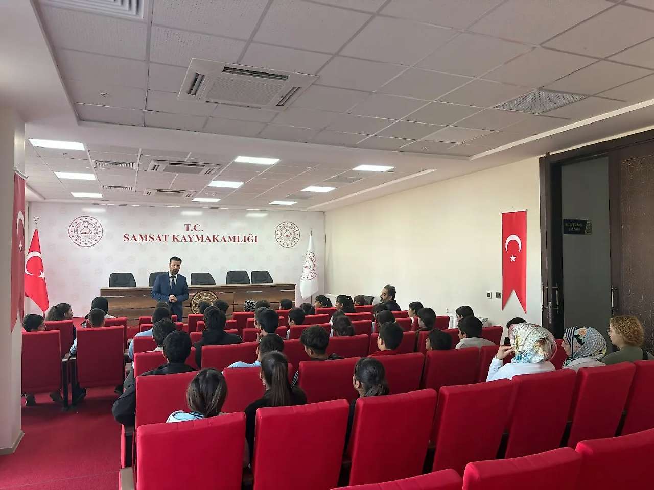 Akın, Öğrencilerle Eğitim ve Gelecek Üzerine değerlendirmede bulundu