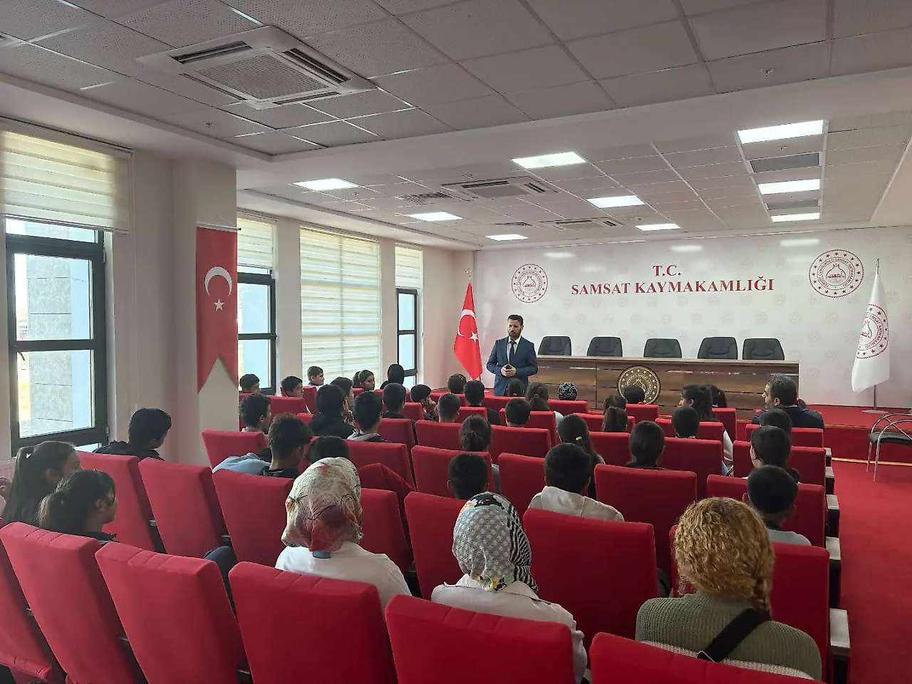 Akın, Öğrencilerle Eğitim ve Gelecek Üzerine değerlendirmede bulundu
