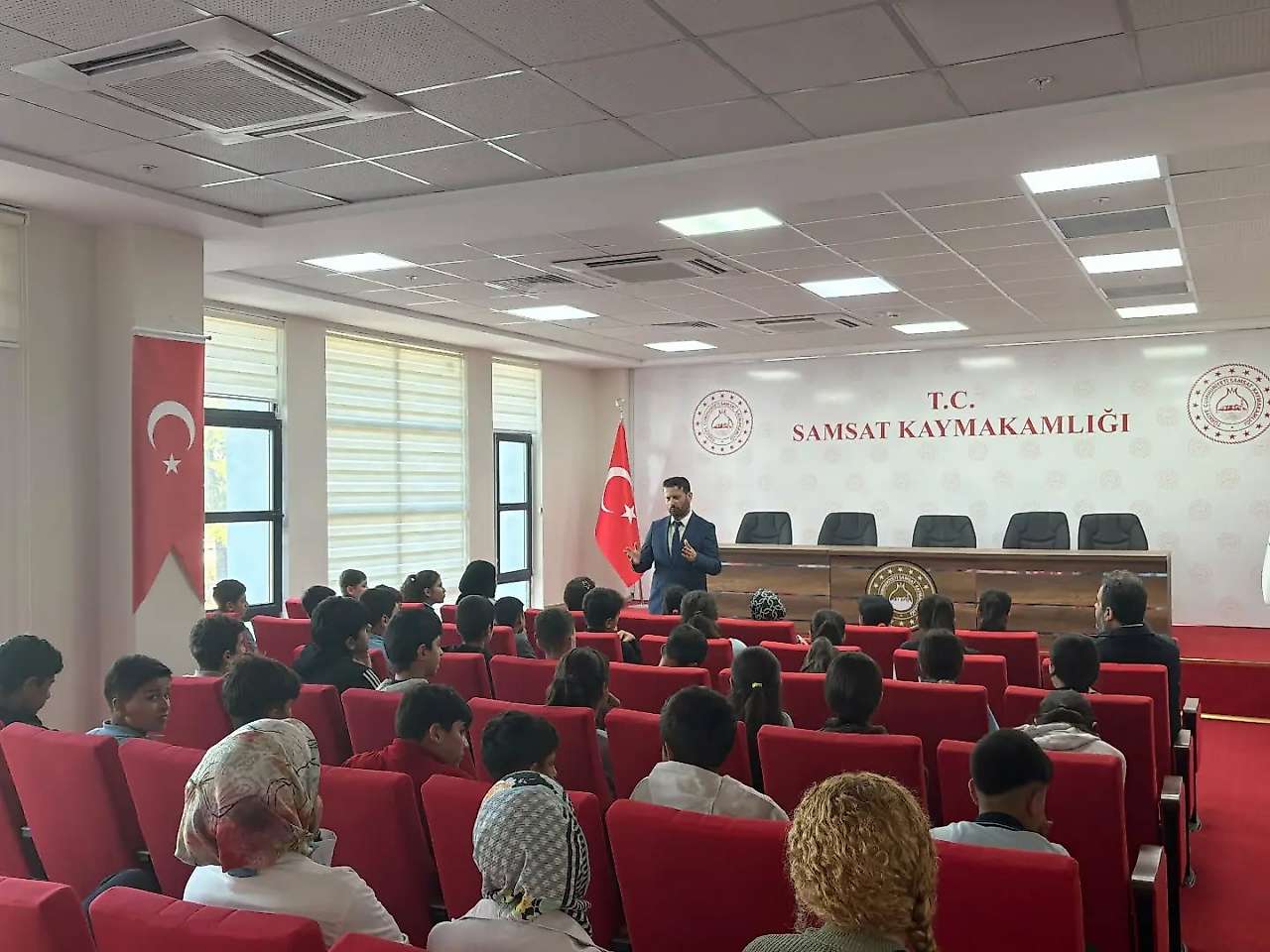 Akın, Öğrencilerle Eğitim ve Gelecek Üzerine değerlendirmede bulundu