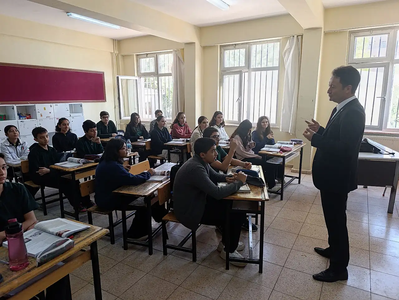 Torun, Şehit Ümit Özet Ortaokulunu ziyaret etti