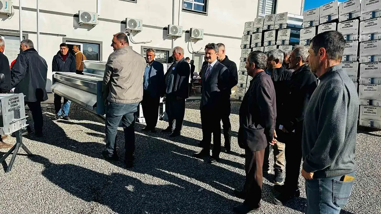 Besni'de 84 yetiştiriciye otomatik yemlik dağıtıldı