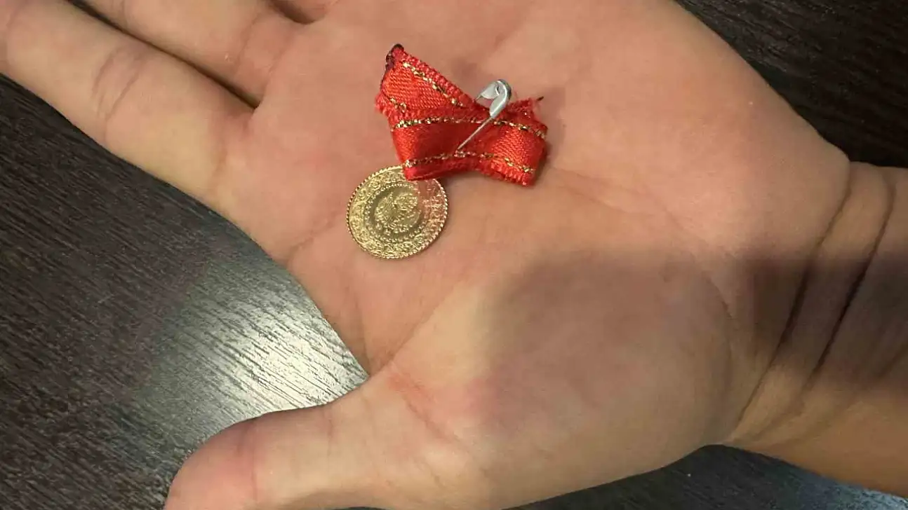 Bulduğu çeyrek altını polise teslim etti