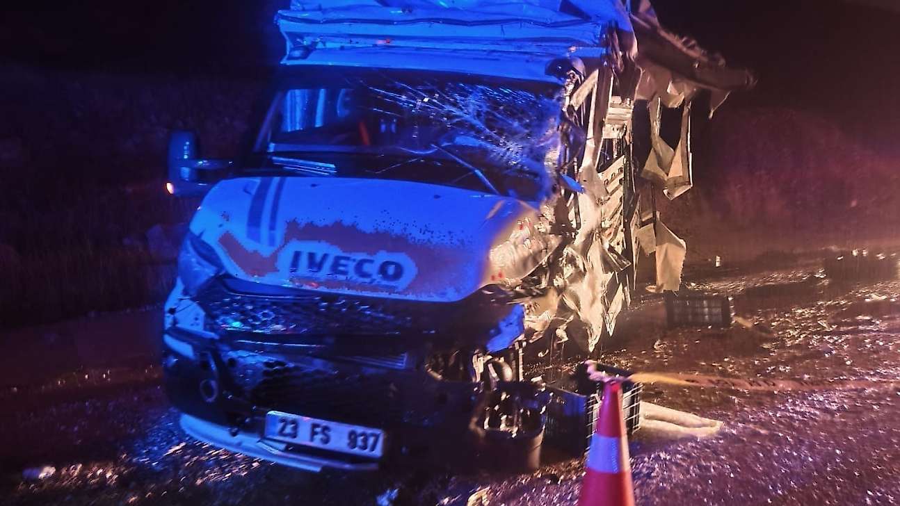 Doğanşehir'de tır ile minibüs çarpıştı: 1 yaralı