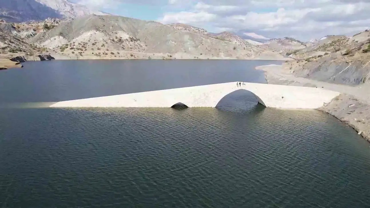 Roma dönemine ait altınlı köprüsü sular altında kalıyor