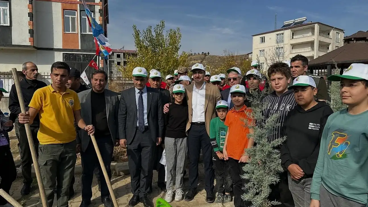 Sincik'te fidanlar toprakla buluştu