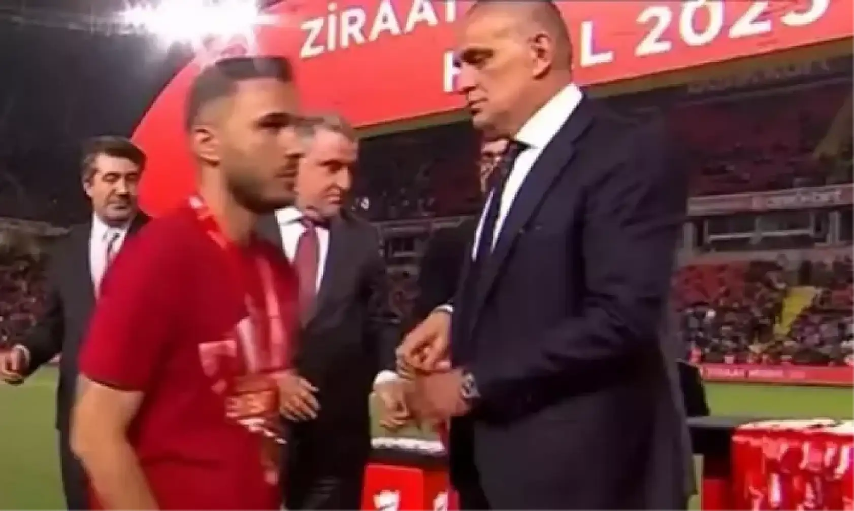 Galatasaray'da Hacıosmanoğlu'na tepki! Elini sıkmadılar