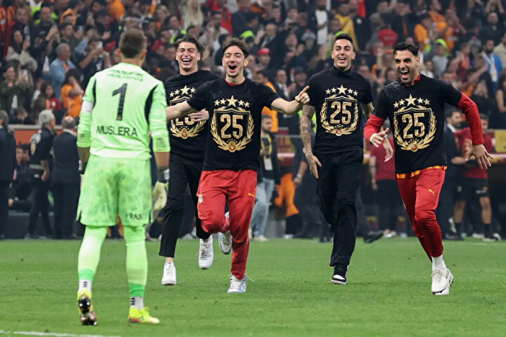 Dursun Özbek Galatasaray'da ilk ayrılığı açıkladı