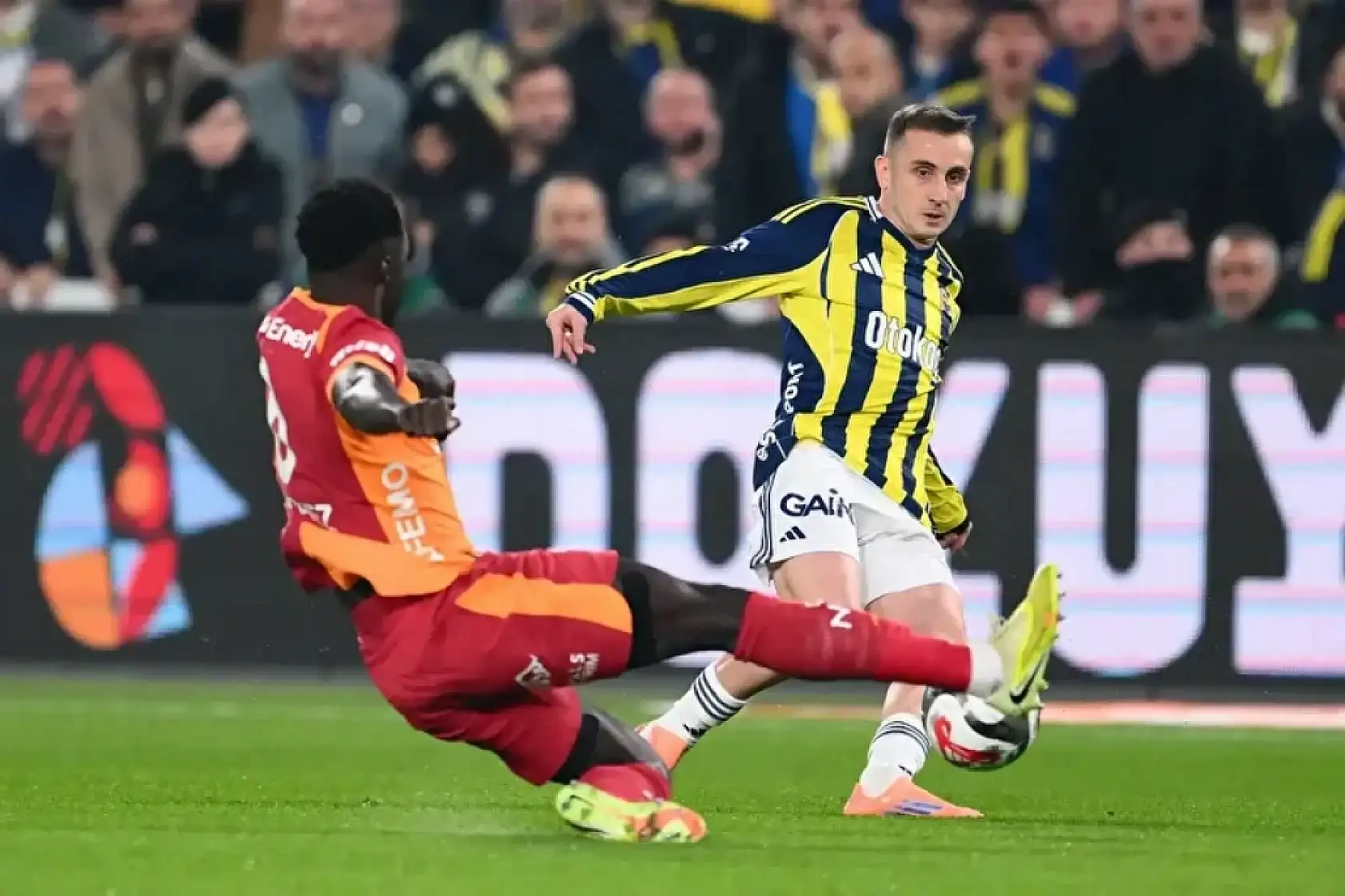 Fenerbahçe Galatasaray derbisinde kural hatası şoku
