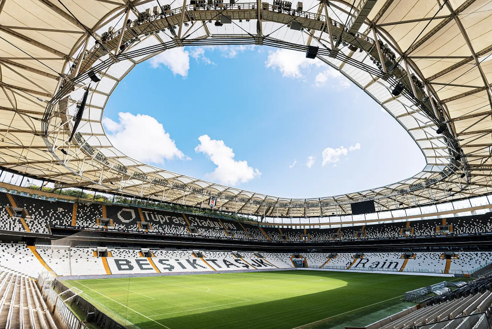 Beşiktaş'a UEFA'dan sponsorluk! Tüpraş Stadyumu..