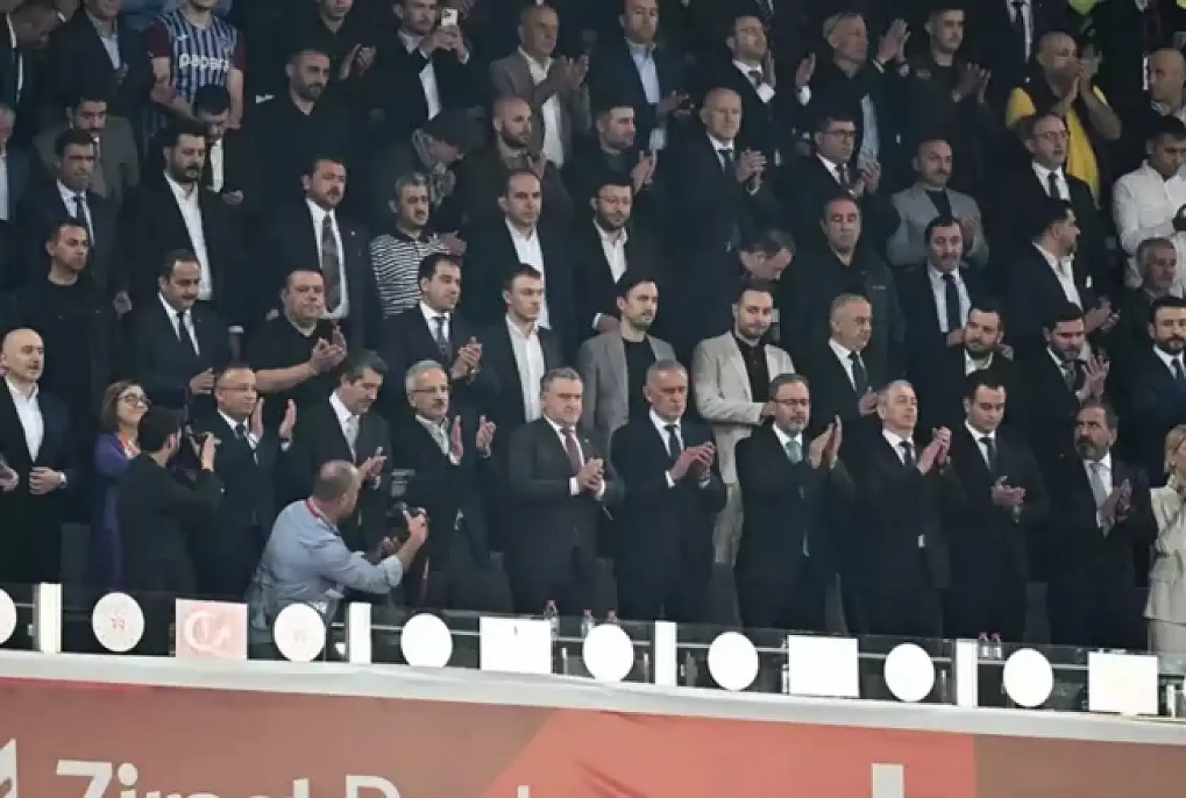Galatasaray'da Hacıosmanoğlu'na tepki! Elini sıkmadılar