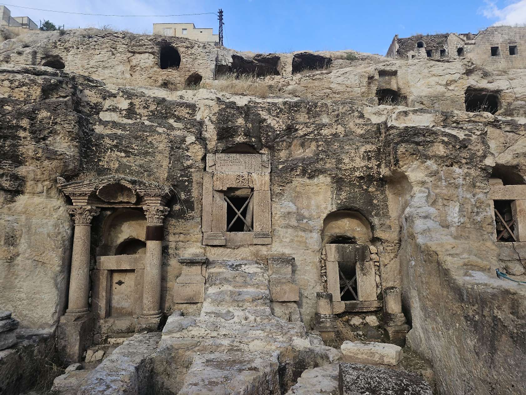 Kızılkoyun Nekropolü: Urfa'nın Kayalara İşlenmiş Hafızası