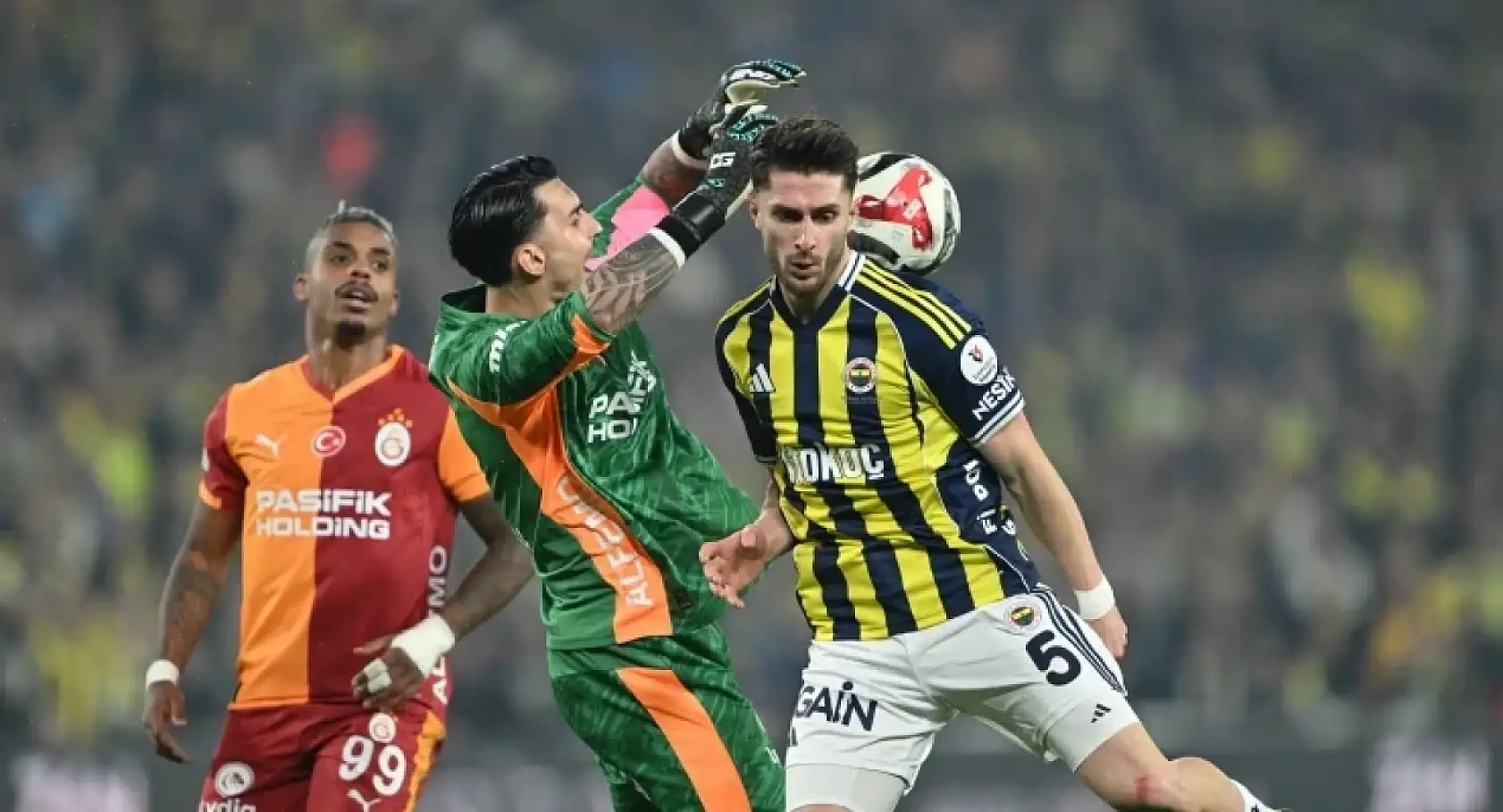 Fenerbahçe Galatasaray derbisinde kural hatası şoku