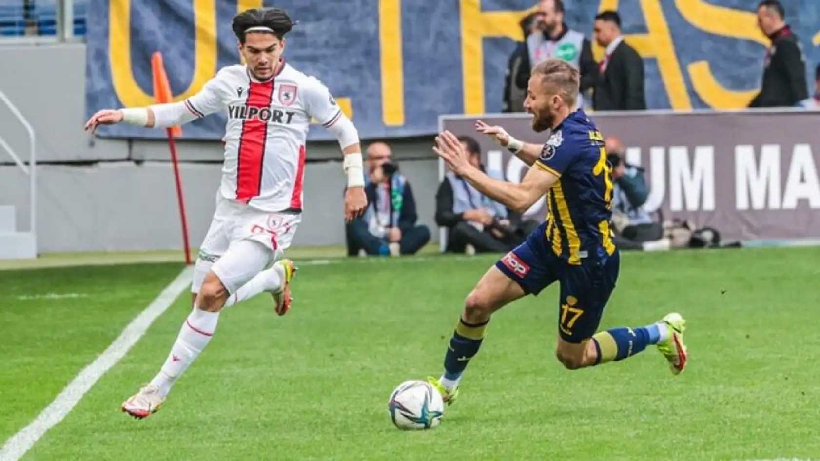 Devler Samsunspor'un yıldızına kancayı taktı