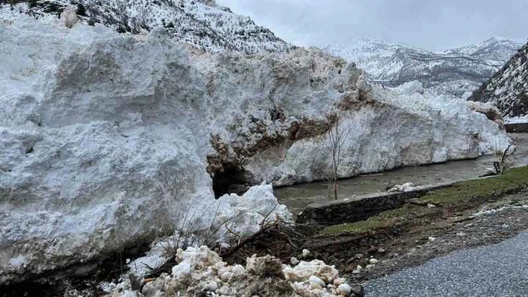 Pervari-Çatak yolu çığ nedeniyle ulaşıma kapandı