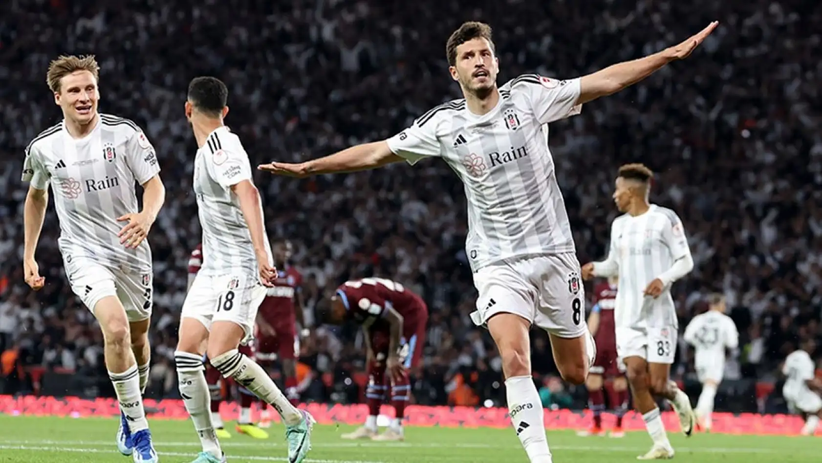 Beşiktaş'ta 4 futbolcunun hesabı kesildi