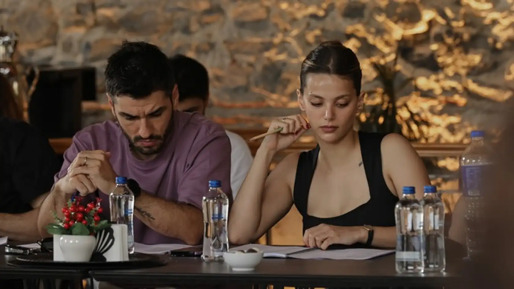 Siyah Kalp dizi kıyafetleri ve markaları