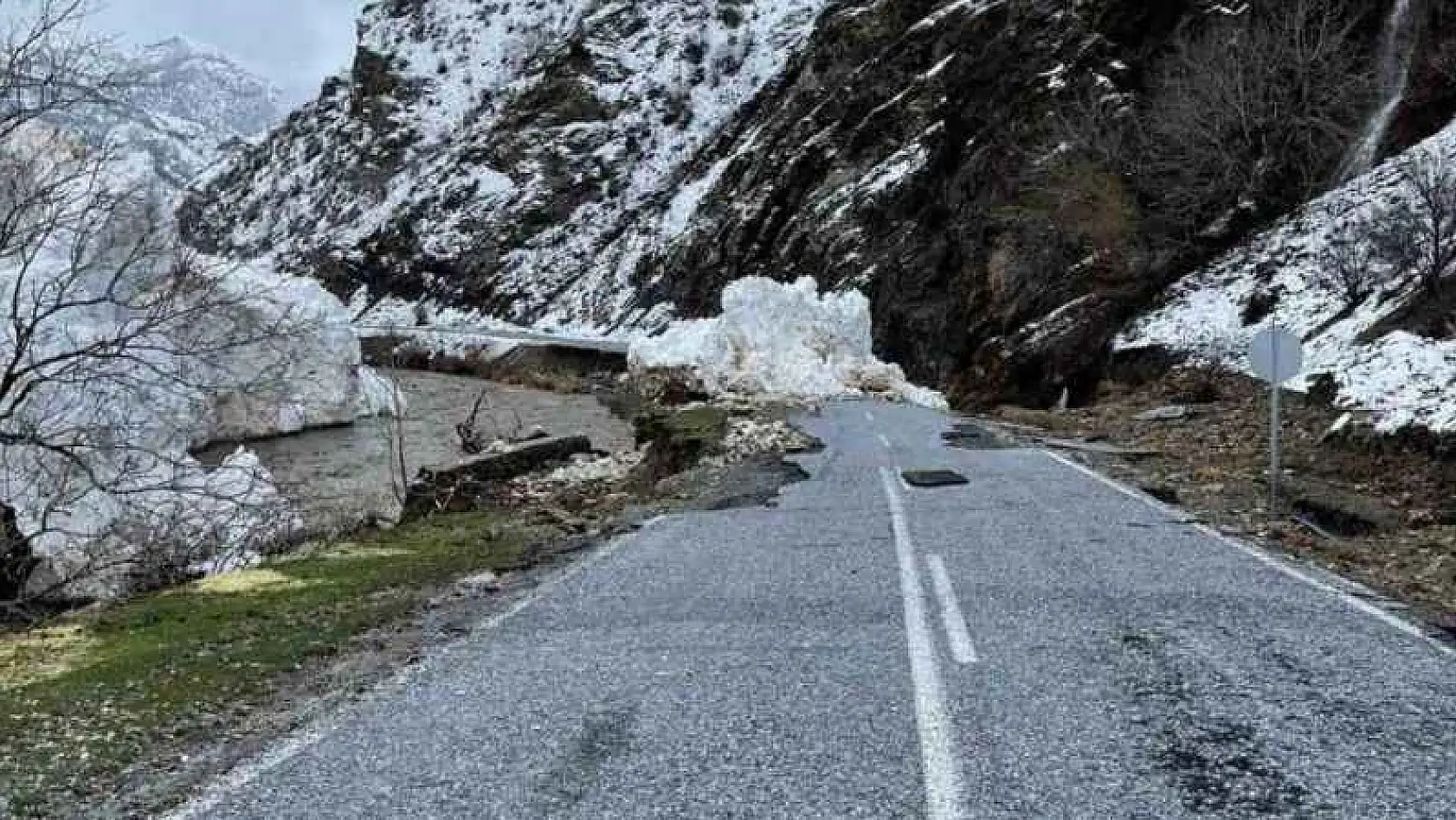 Pervari-Çatak yolu çığ nedeniyle ulaşıma kapandı