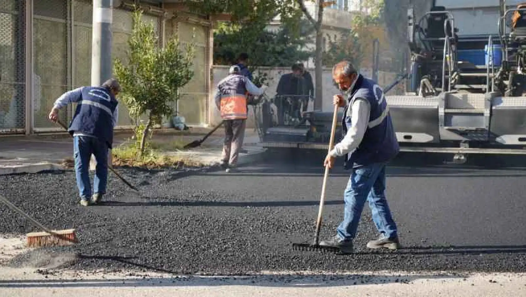 Fatih'te Asfalt Serimi İşlemi Sürüyor