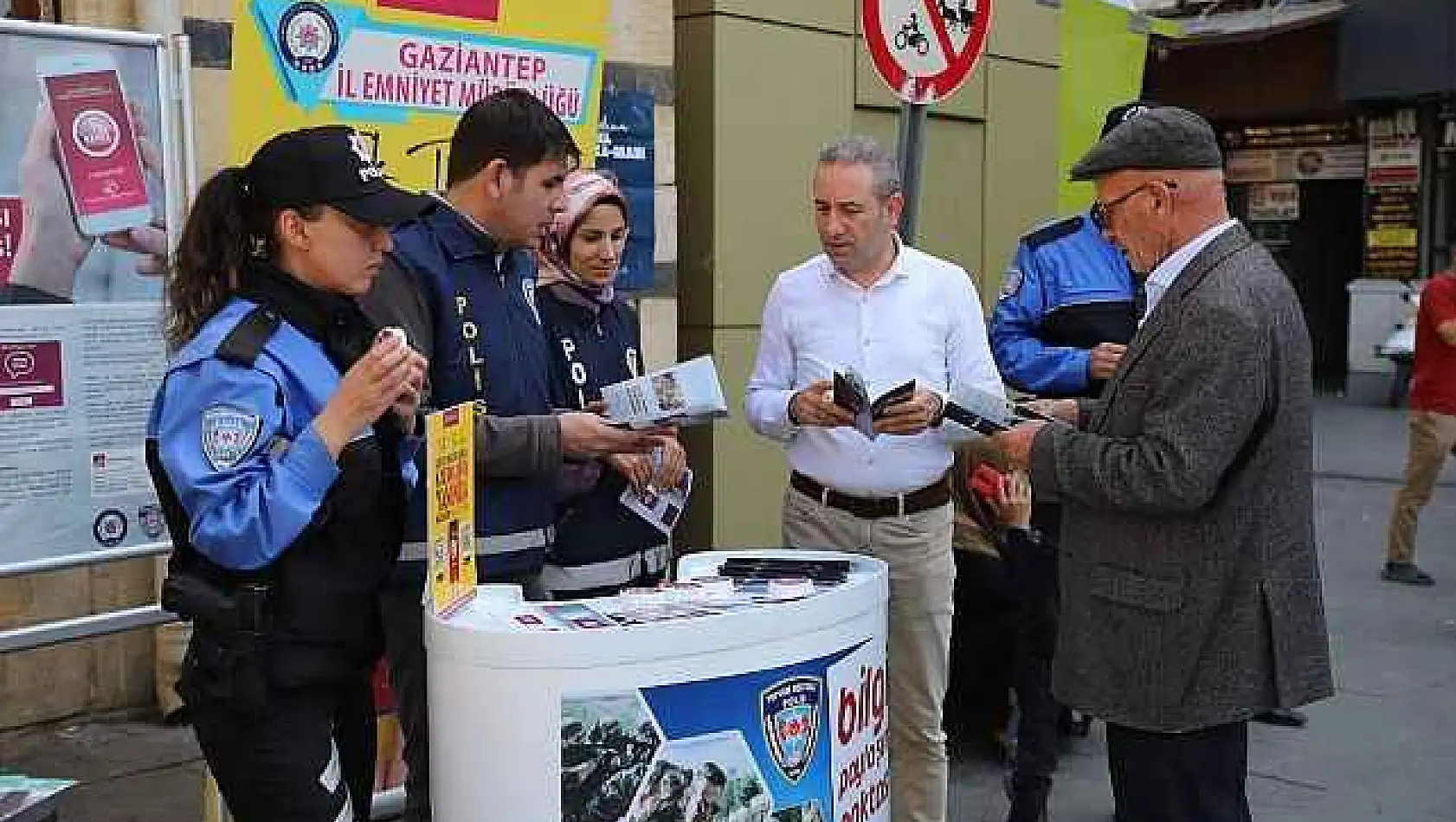 Polis vatandaşı bilgilendirmeye devam ediyor