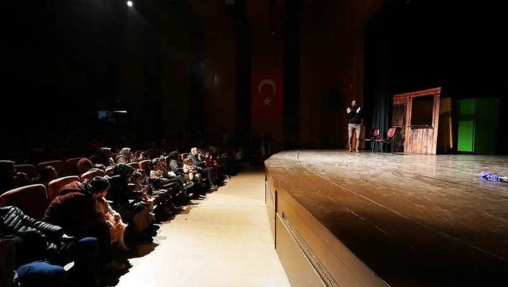 'Neşeli Aile' adlı tiyatro gösterisi çocuklara keyifli bir gece yaşattı