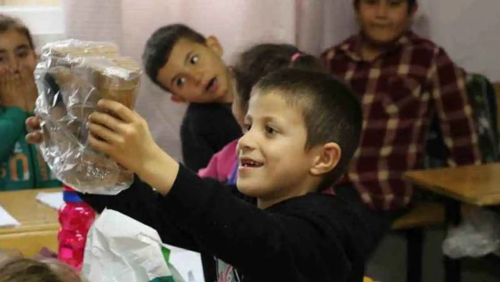 Doğa Koleji öğrencileri 'Bu kış beni sen giydir' projesiyle örnek oldu