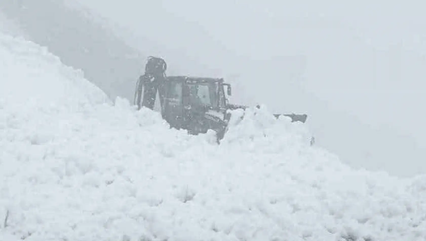 Şırnak'ta çığ nedeniyle kapanan yol ulaşıma açıldı