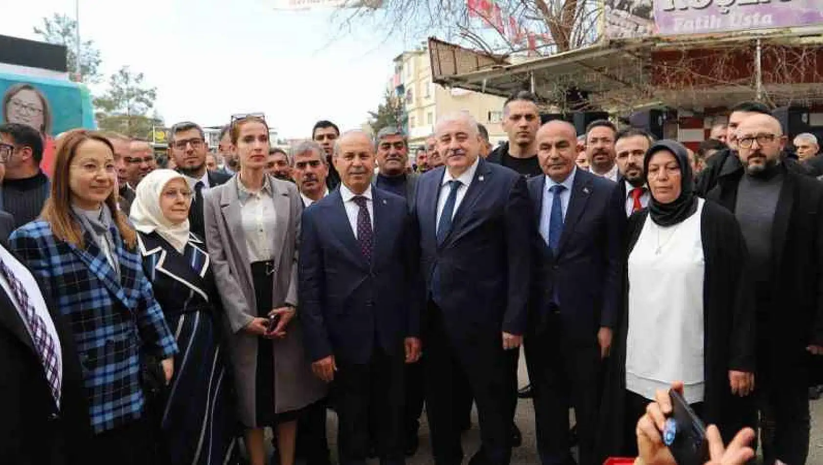 Oğuzeli'nde miting gibi açılış