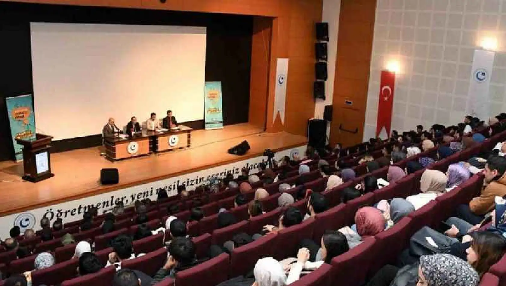 '12 Mart İstiklal Marşı'nın Kabulü ve Mehmet Akif Ersoy'u Anma Günü' konulu panel düzenlendi