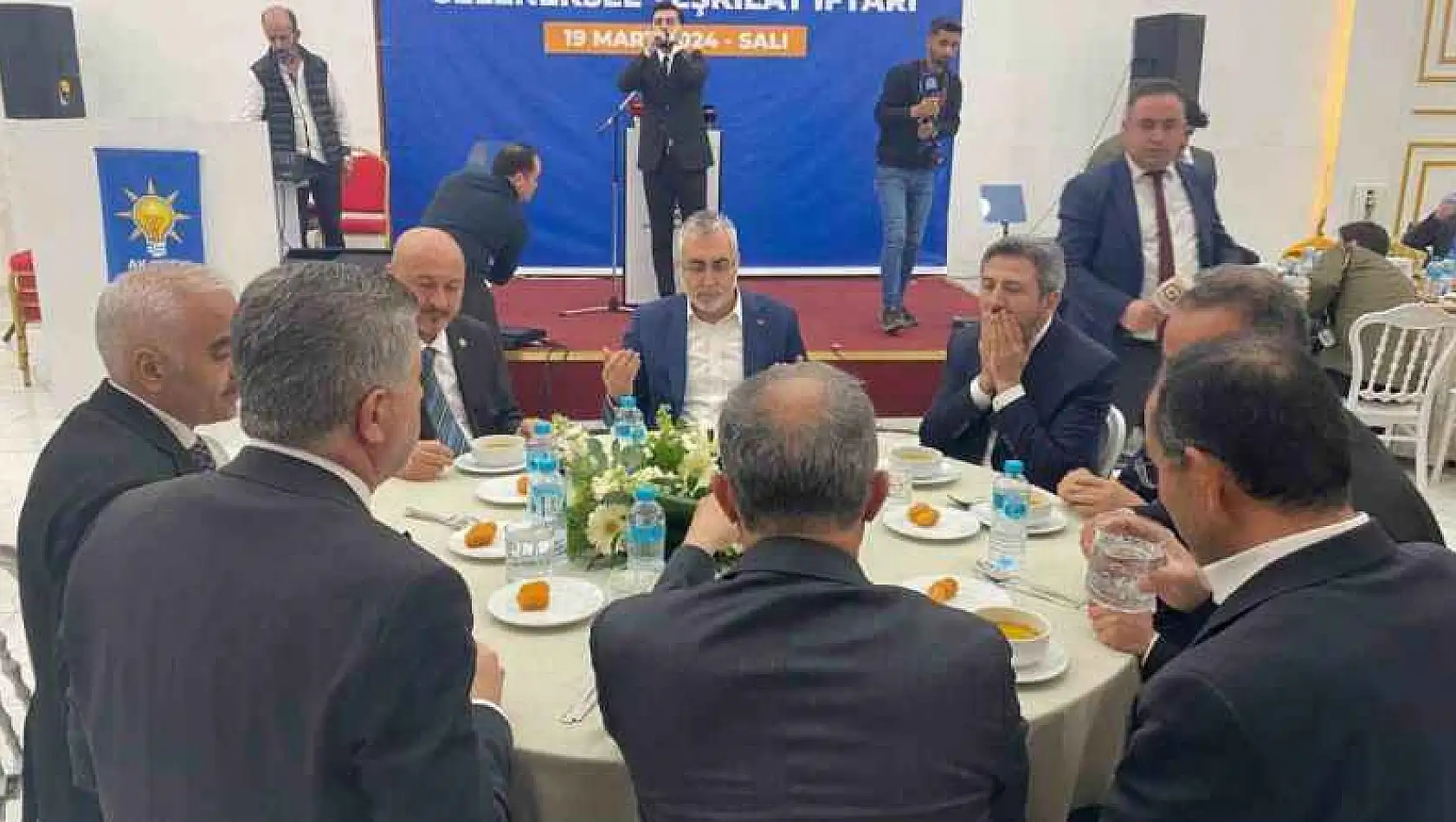 Bakan Işıkhan, Adıyaman'da AK Parti teşkilatıyla iftar yemeğinde bir araya geldi