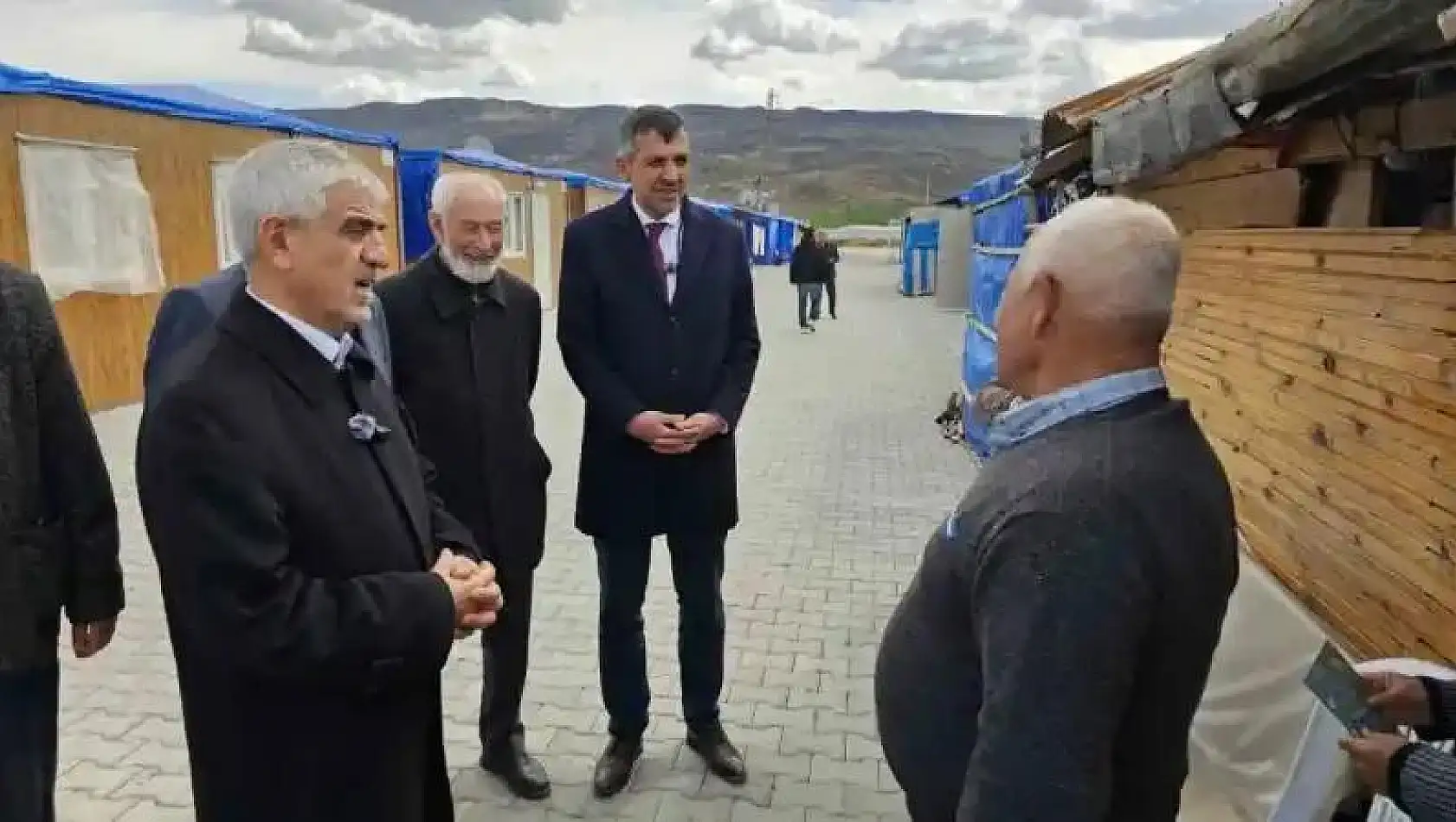 Başkan adayı Hakan Toydaş konteyner kentte vatandaşlarla biraraya geldi