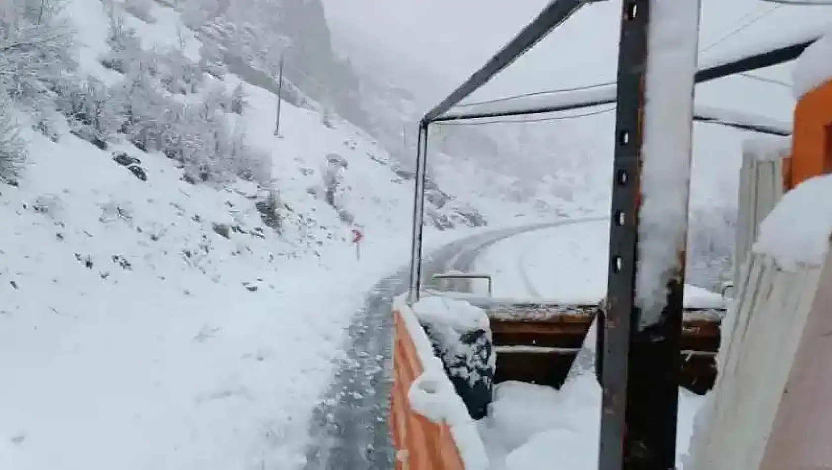 Şırnak'ta kar nedeniyle kapanan yolları açma çalışmaları başladı