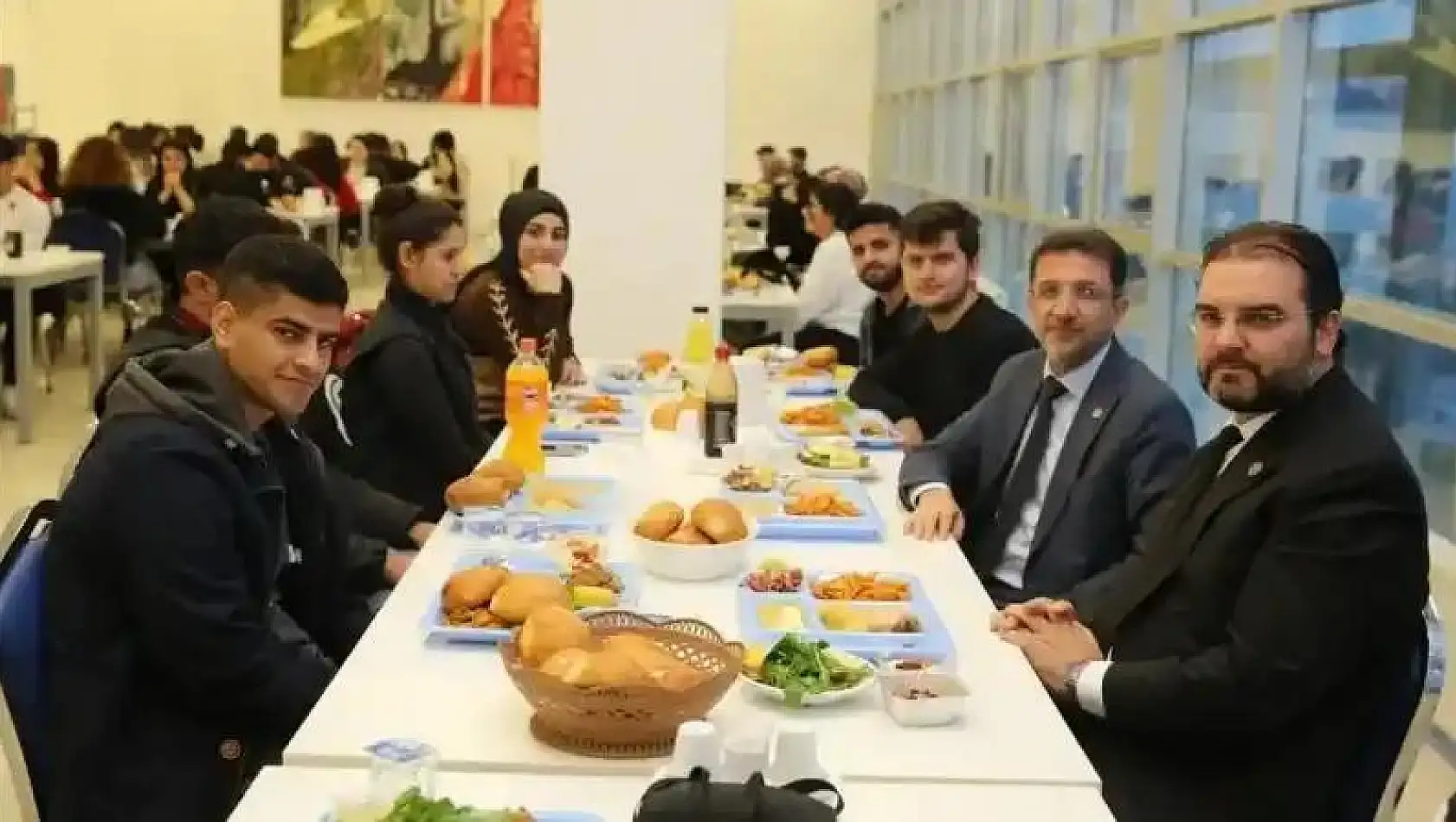 Rektör Alkış, öğrenciler ile iftar yemeğinde buluştu