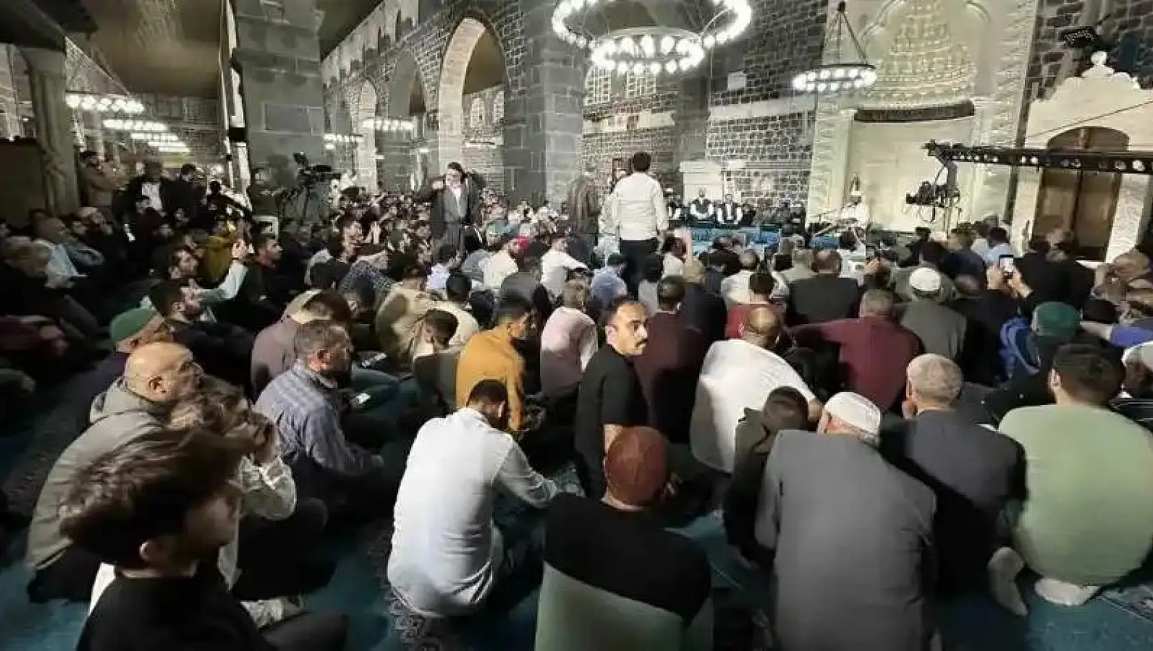 Diyarbakır'da Kadir Gecesi'nde cami cemaatine Kur'an-ı Kerim dağıtıldı