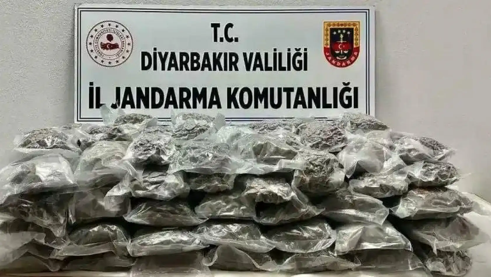 Diyarbakır'da bir araçta 71 kilo kubar esrar ele geçirildi