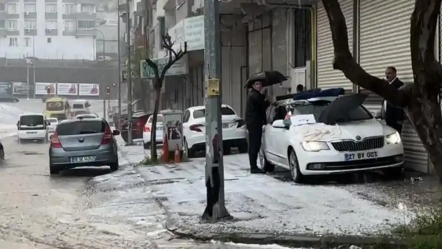 Gaziantep'te sağanak ve dolu yağışı etkili oluyor