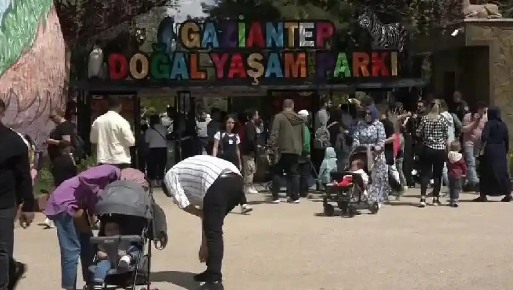 Vatandaşlar bayramda Gaziantep Hayvanat Bahçesi'ne akın etti