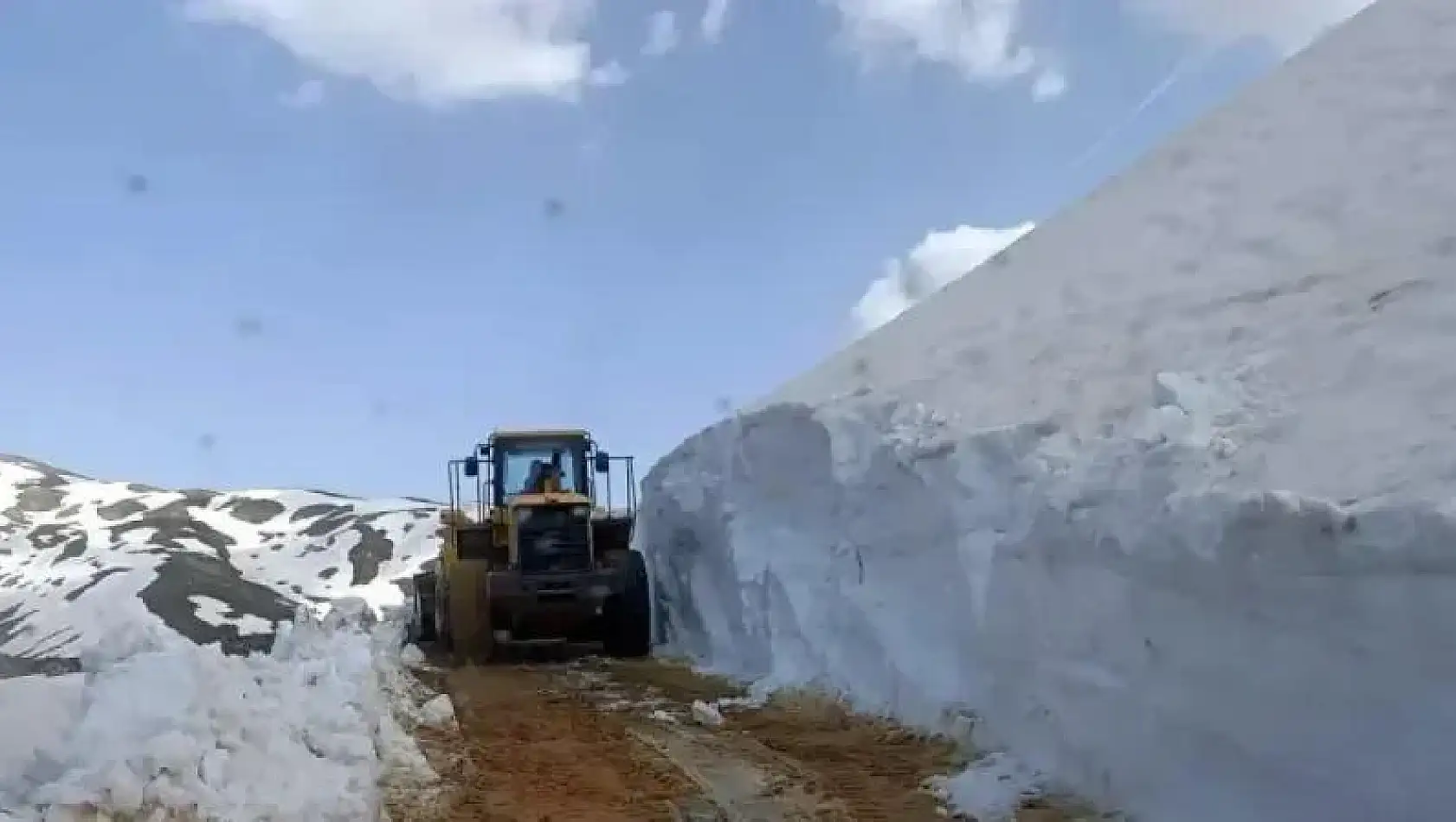 Siirt'te köy yoluna düşen kar ve kaya parçaları temizlendi