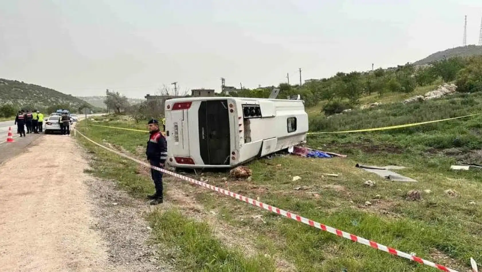 Yolcu taşıyan midibüs devrildi: 1 ölü, 7 yaralı