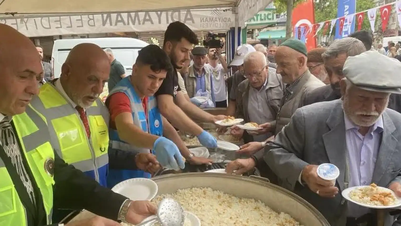 Türkçülük Günü'nde pilav dağıtıldı