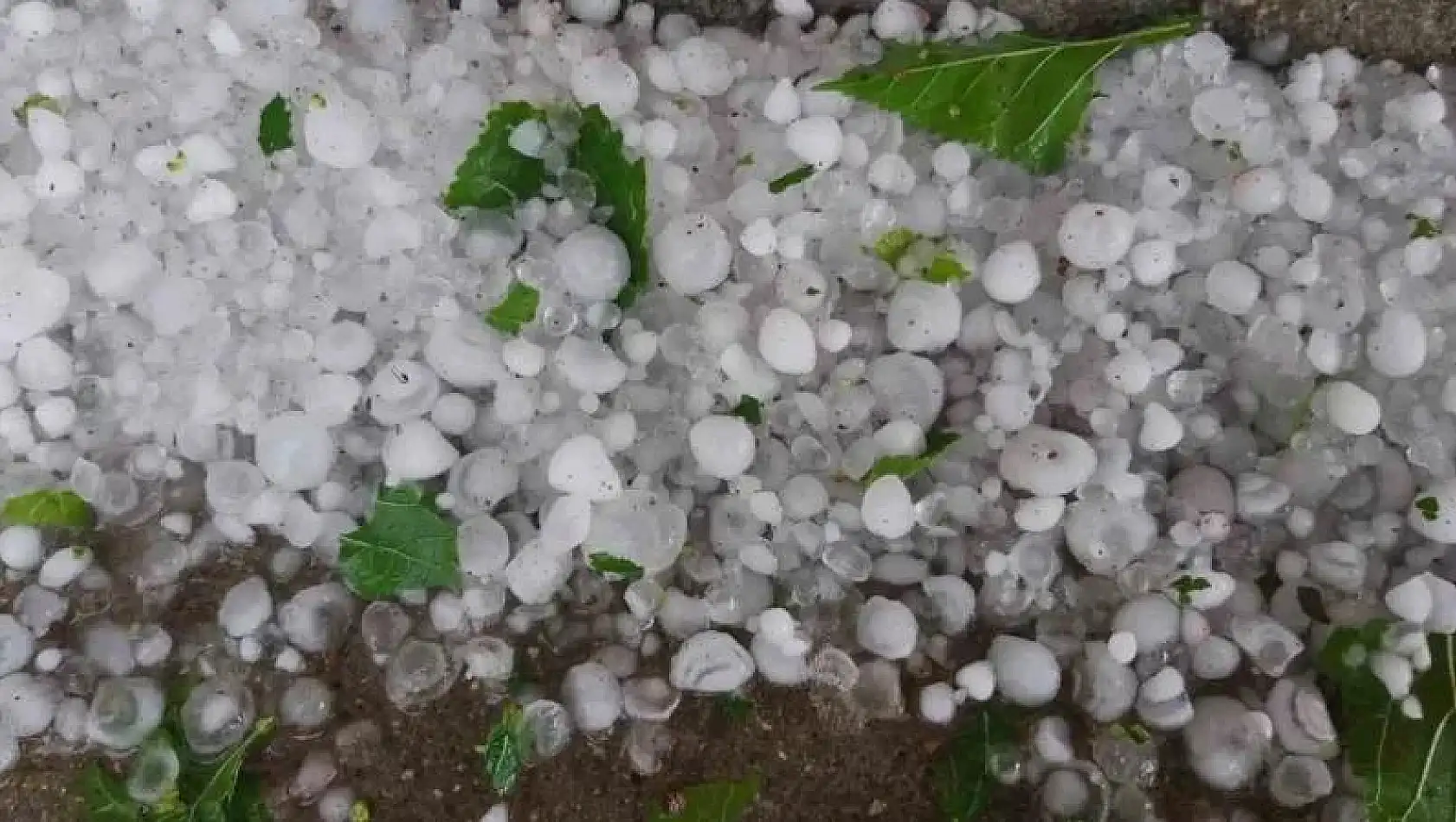 Siirt'te ceviz büyüklüğünde dolu yağdı