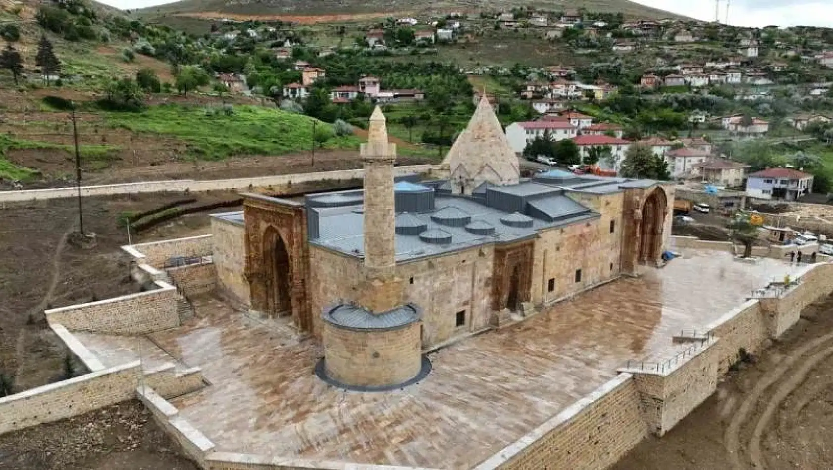 Restorasyonu biten Divriği Ulu Camii ve Darüşşifası mimari harikada ince işçilik kullanıldı