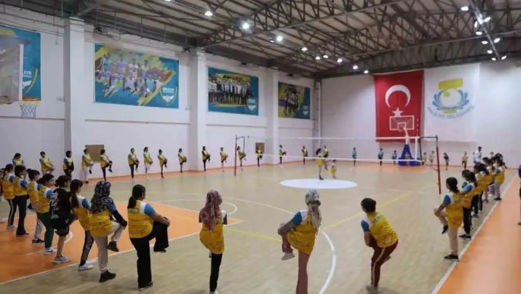 Gençler, belediye ile spor alışkanlığı kazanıyor
