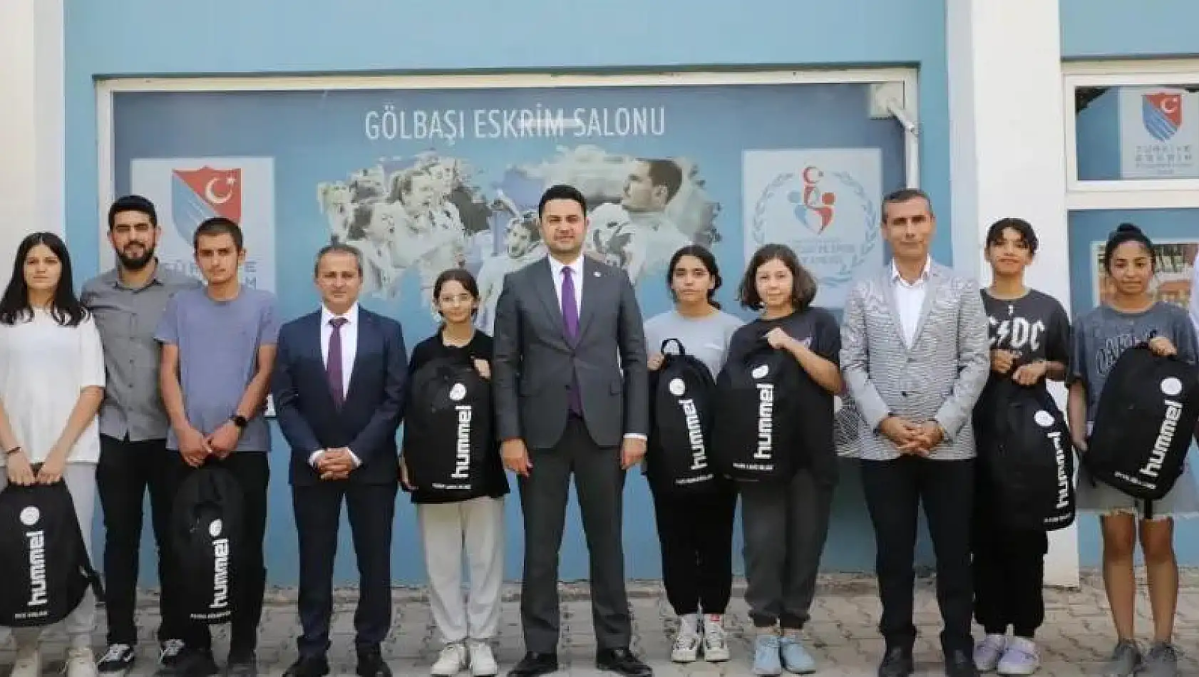 Gölbaşı'nda eskrim sporcularına malzeme desteği