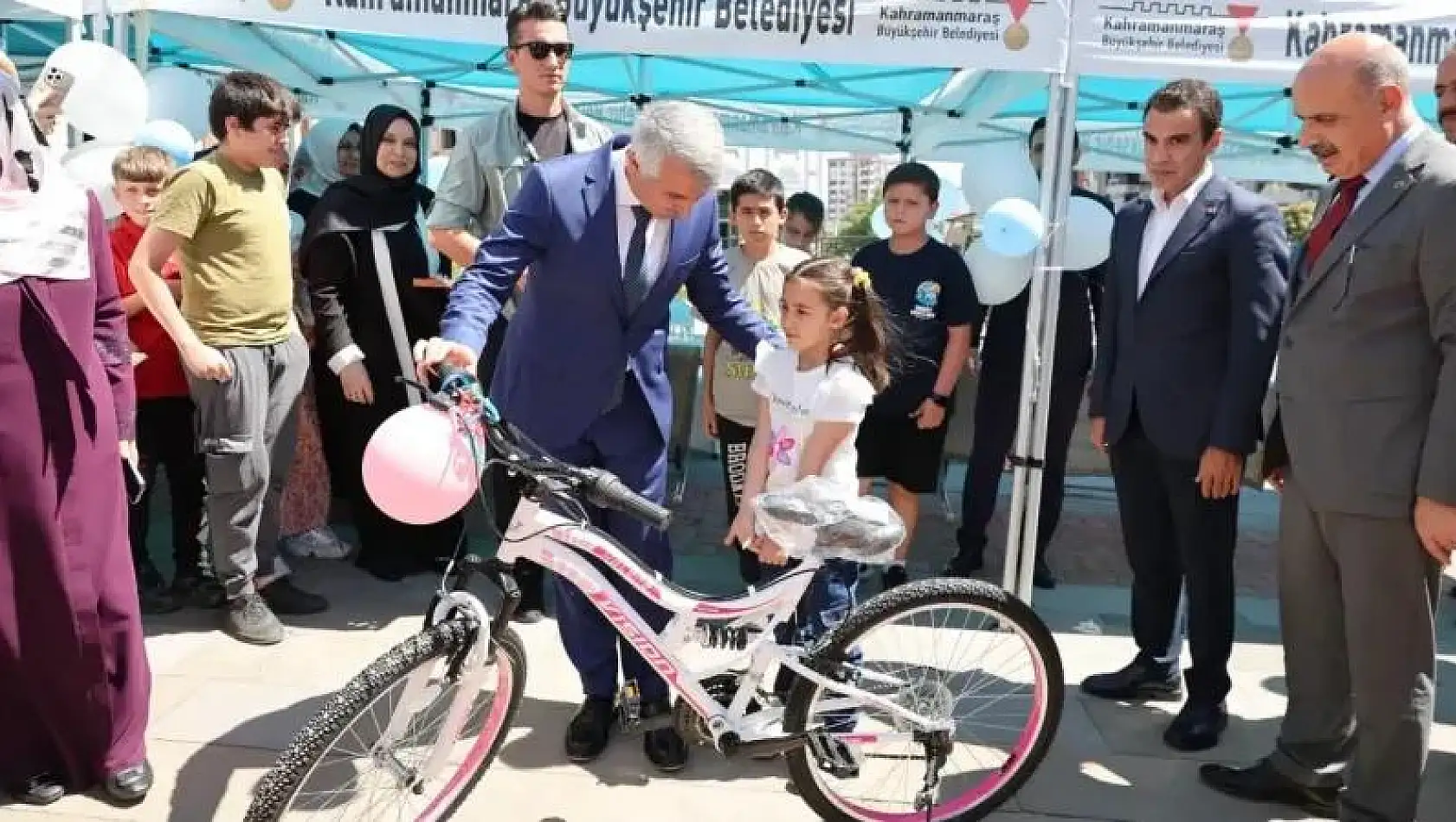 Vali Ünlüer, Yetim Çocuklara Bisiklet Dağıttı