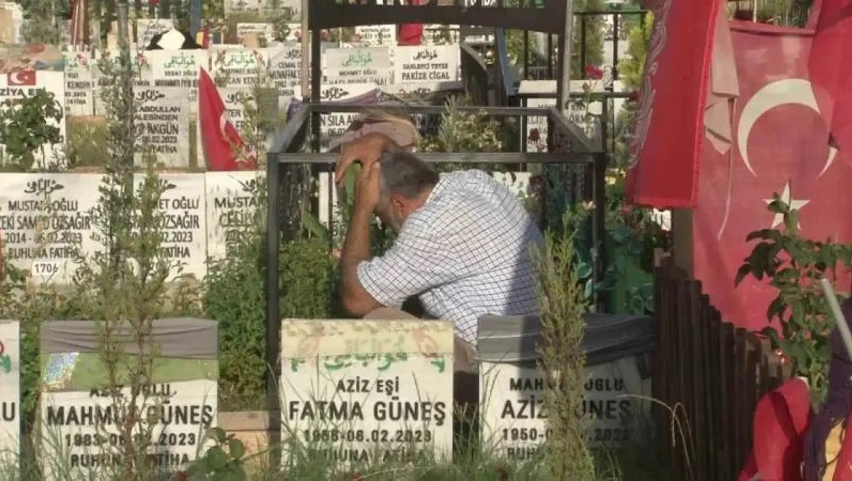 Adıyaman'da depremzedeler mezarlıklara akın etti