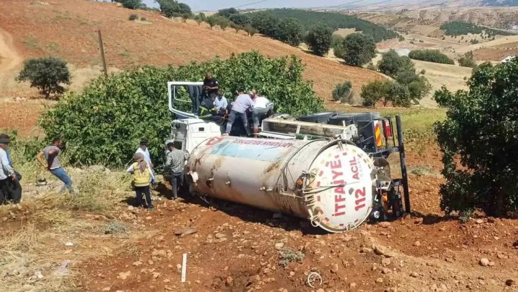 Yangına giden itfaiye tankeri şarampole devrildi: 1 yaralı