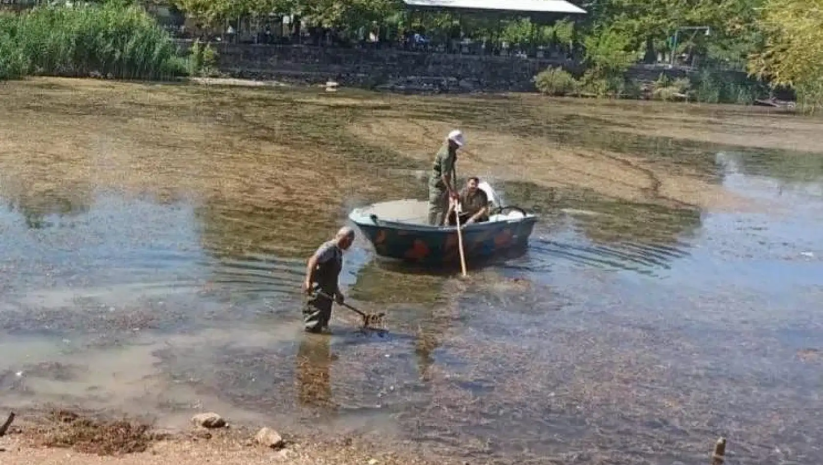 Gölbaşı'nda göl yüzeyinde temizlik yapıyor